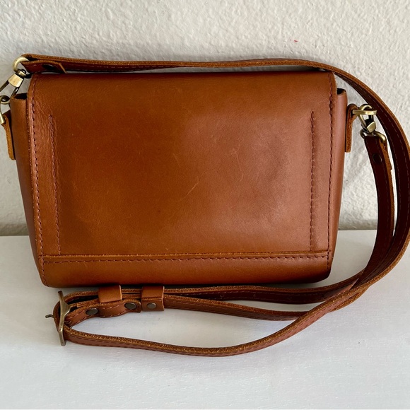 Portland Leather Brown Crossbody Bag with Timeless Elegance - Picture 4 of 4